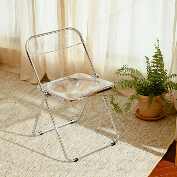 Silla plegable en acrílico café semi transparente 10